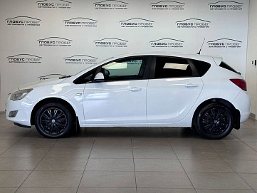 Opel Astra, 2011г., передний привод, механика
