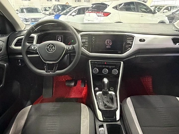 Volkswagen T-Roc, 2023г., передний привод, робот