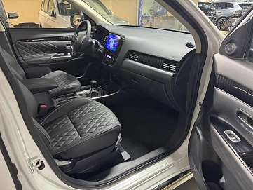 Mitsubishi Outlander, 2022г., передний привод, вариатор
