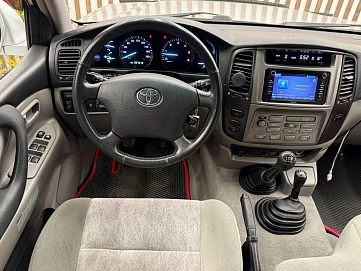 Toyota Land Cruiser, 2006г., полный привод, механика