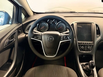 Opel Astra, 2012г., передний привод, механика