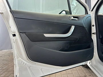 Peugeot 308, 2011г., передний привод, автомат