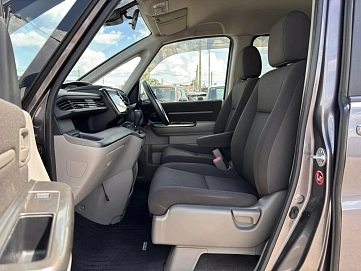 Honda Stepwgn, 2018г., передний привод, вариатор