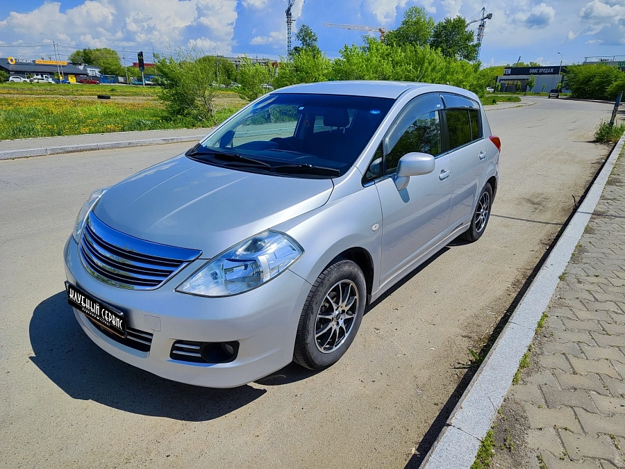 Nissan Tiida, 2010г., передний привод, автомат
