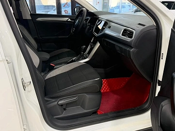 Volkswagen T-Roc, 2023г., передний привод, робот