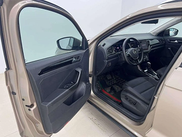 Volkswagen T-Roc, 2022г., передний привод, робот
