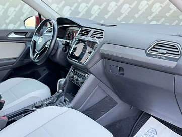 Volkswagen Tiguan, 2018г., полный привод, автомат