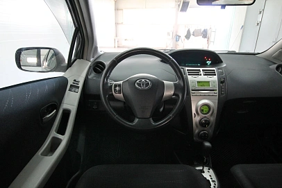 Toyota Yaris, 2008г., передний привод, робот