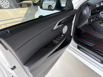BMW 1 серии, 2022г., передний привод, робот