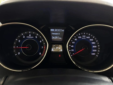 Hyundai Elantra, 2011г., передний привод, автомат