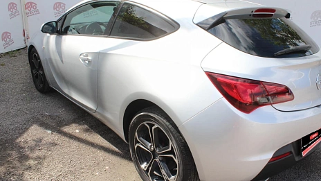 Opel Astra, 2012г., передний привод, механика
