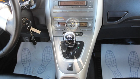 Toyota Auris, 2008г., передний привод, механика