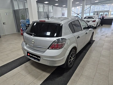 Opel Astra, 2012г., передний привод, механика