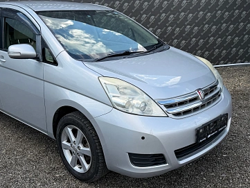 Toyota ISis, 2010г., передний привод, вариатор