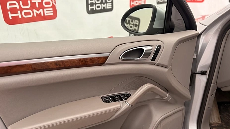 Porsche Cayenne, 2011г., передний привод, автомат