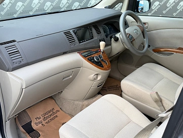 Toyota ISis, 2010г., передний привод, вариатор