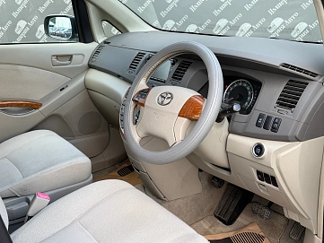 Toyota ISis, 2010г., передний привод, вариатор