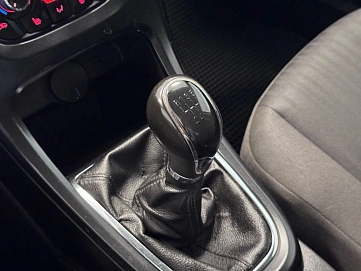 Opel Astra, 2011г., передний привод, механика