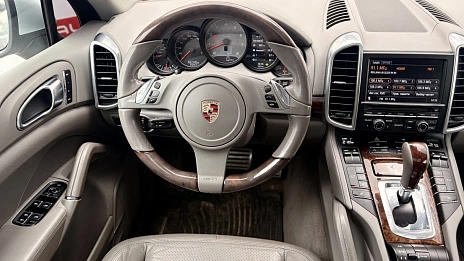 Porsche Cayenne, 2011г., передний привод, автомат