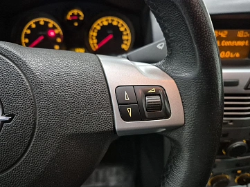 Opel Astra, 2012г., передний привод, механика