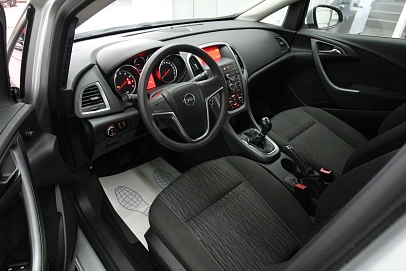 Opel Astra, 2012г., передний привод, механика