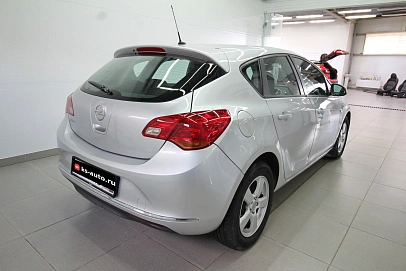 Opel Astra, 2012г., передний привод, механика