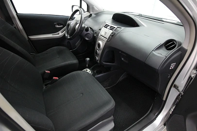 Toyota Yaris, 2008г., передний привод, робот