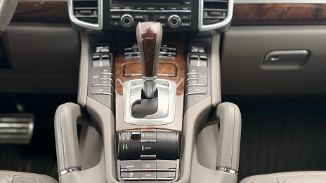 Porsche Cayenne, 2011г., передний привод, автомат