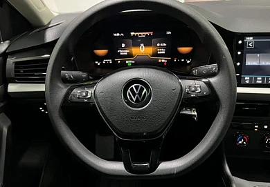 Volkswagen Lavida, 2022г., передний привод, робот