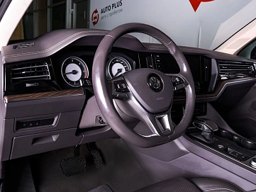 Volkswagen Touareg, 2018г., полный привод, автомат
