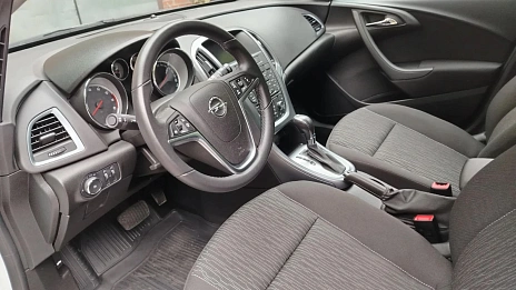 Opel Astra, 2015г., передний привод, автомат