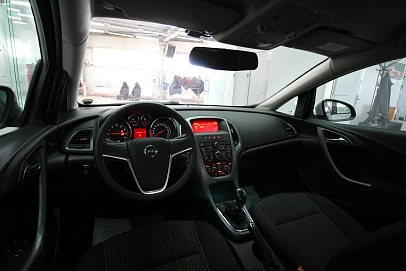Opel Astra, 2012г., передний привод, механика