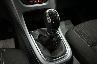 Opel Astra, 2012г., передний привод, механика