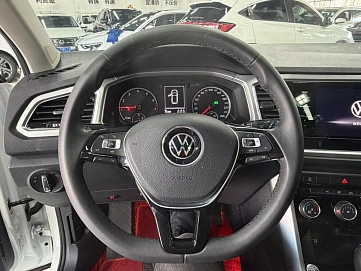 Volkswagen T-Roc, 2023г., передний привод, робот