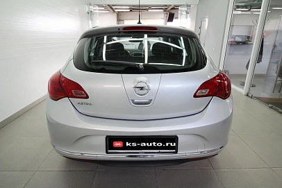 Opel Astra, 2012г., передний привод, механика