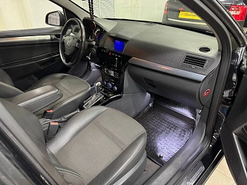 Opel Astra, 2011г., передний привод, автомат
