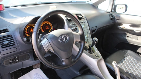 Toyota Auris, 2008г., передний привод, механика