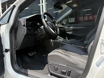 Volkswagen Golf, 2022г., передний привод, робот