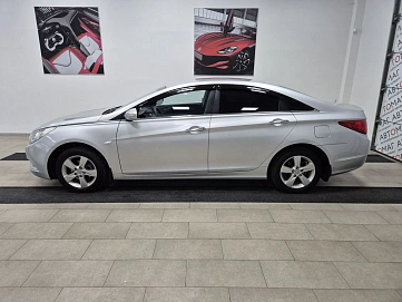 Hyundai Sonata, 2011г., передний привод, автомат