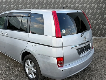 Toyota ISis, 2010г., передний привод, вариатор
