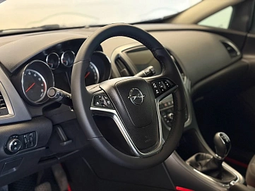 Opel Astra, 2012г., передний привод, механика
