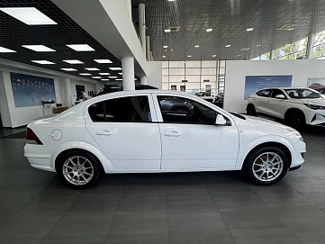 Opel Astra, 2011г., передний привод, механика