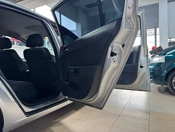 Opel Astra, 2011г., передний привод, механика