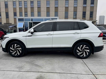 Volkswagen Tiguan, 2022г., передний привод, робот