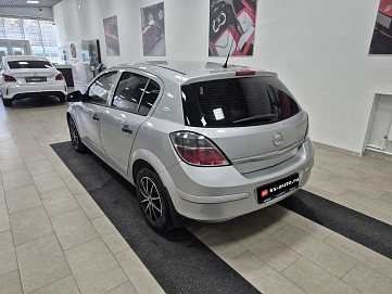 Opel Astra, 2012г., передний привод, механика