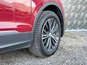 Volkswagen Tiguan, 2018г., полный привод, автомат