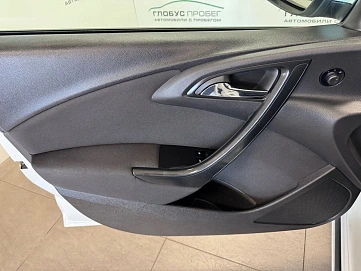 Opel Astra, 2011г., передний привод, механика