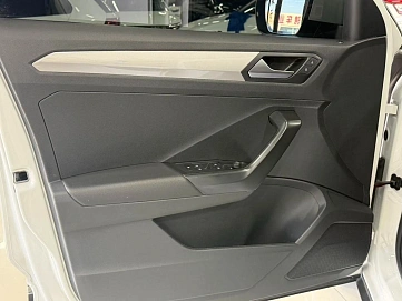 Volkswagen T-Roc, 2023г., передний привод, робот