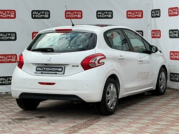 Peugeot 208, 2013г., передний привод, автомат