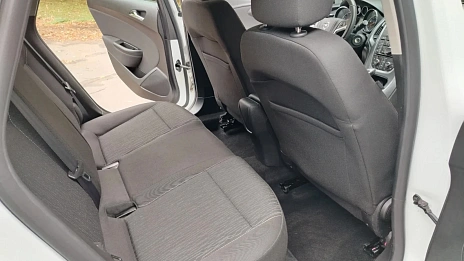 Opel Astra, 2015г., передний привод, автомат
